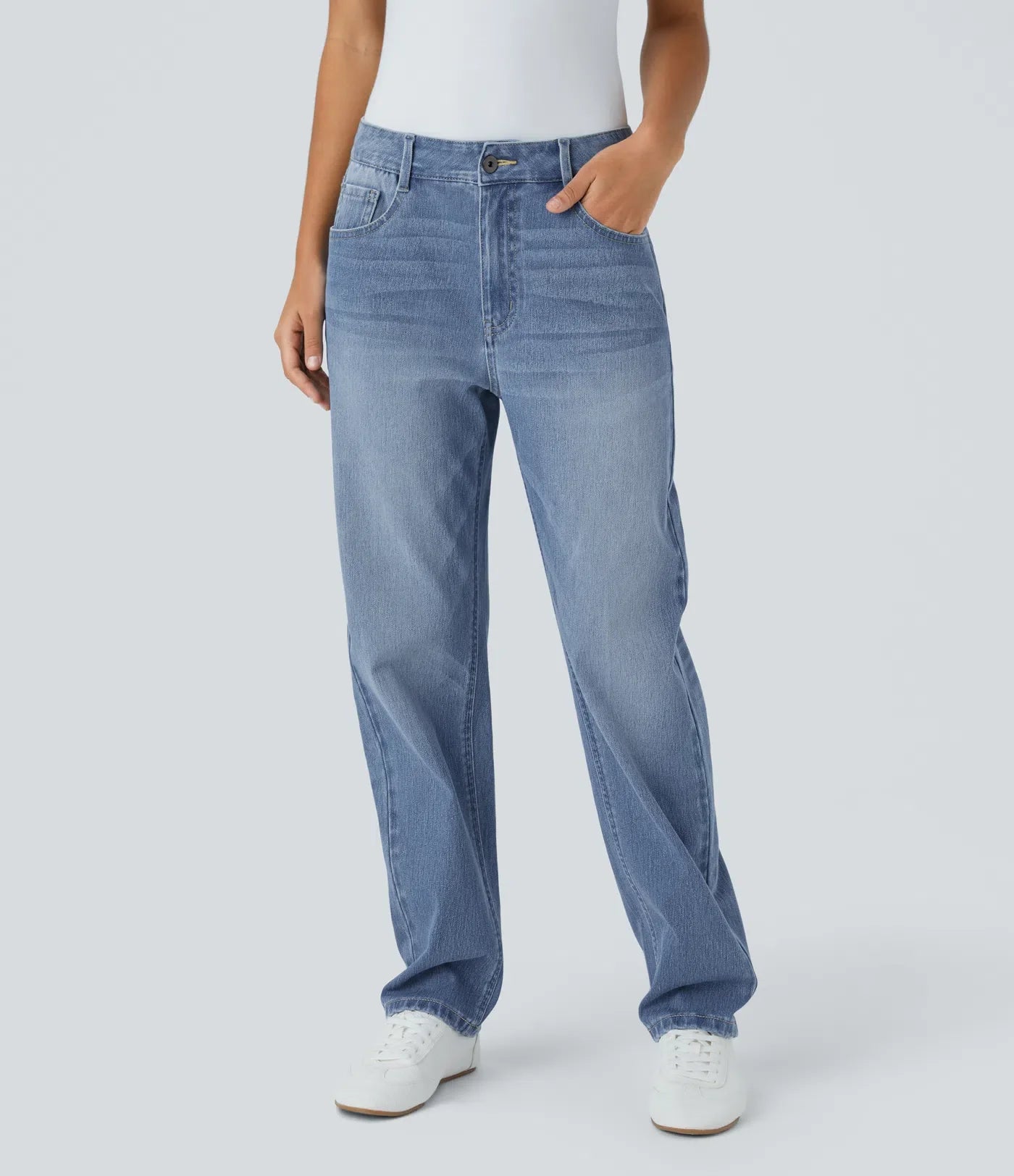 Casual, washed mom jeans in stretch knit denim with buttons, zip and multiple pockets