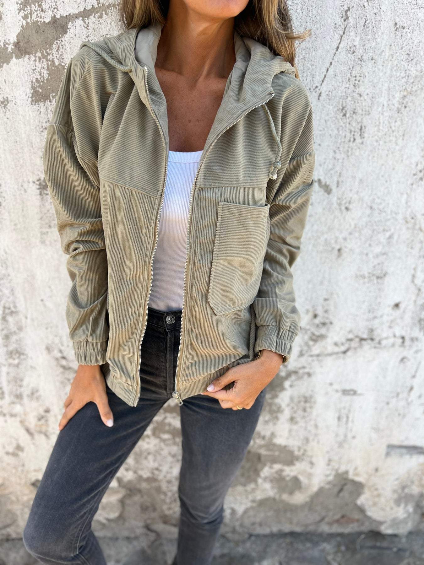 LILA – Casual jacket with hood and zipper