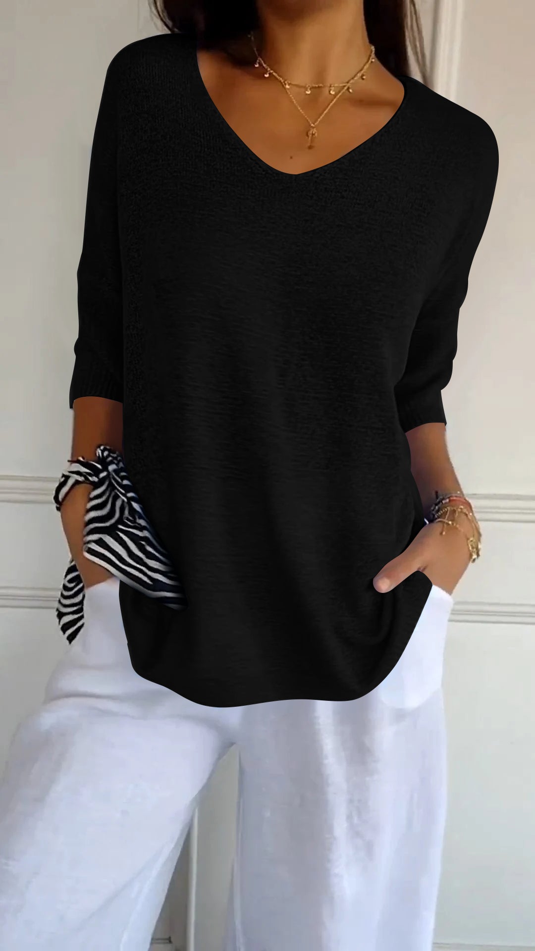 LUNA™ | Plain-colored knitted top with V-neckline