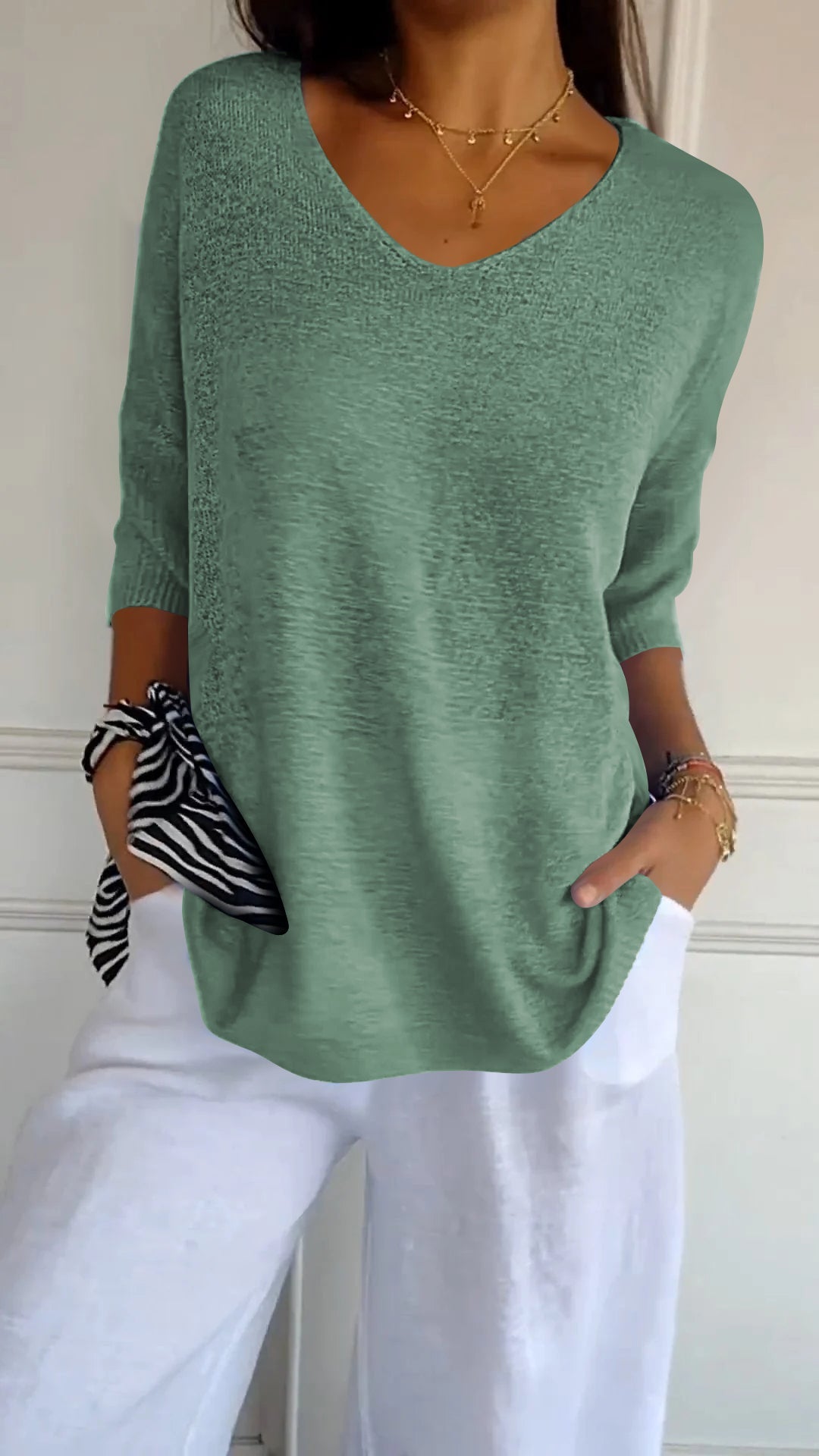 LUNA™ | Plain-colored knitted top with V-neckline