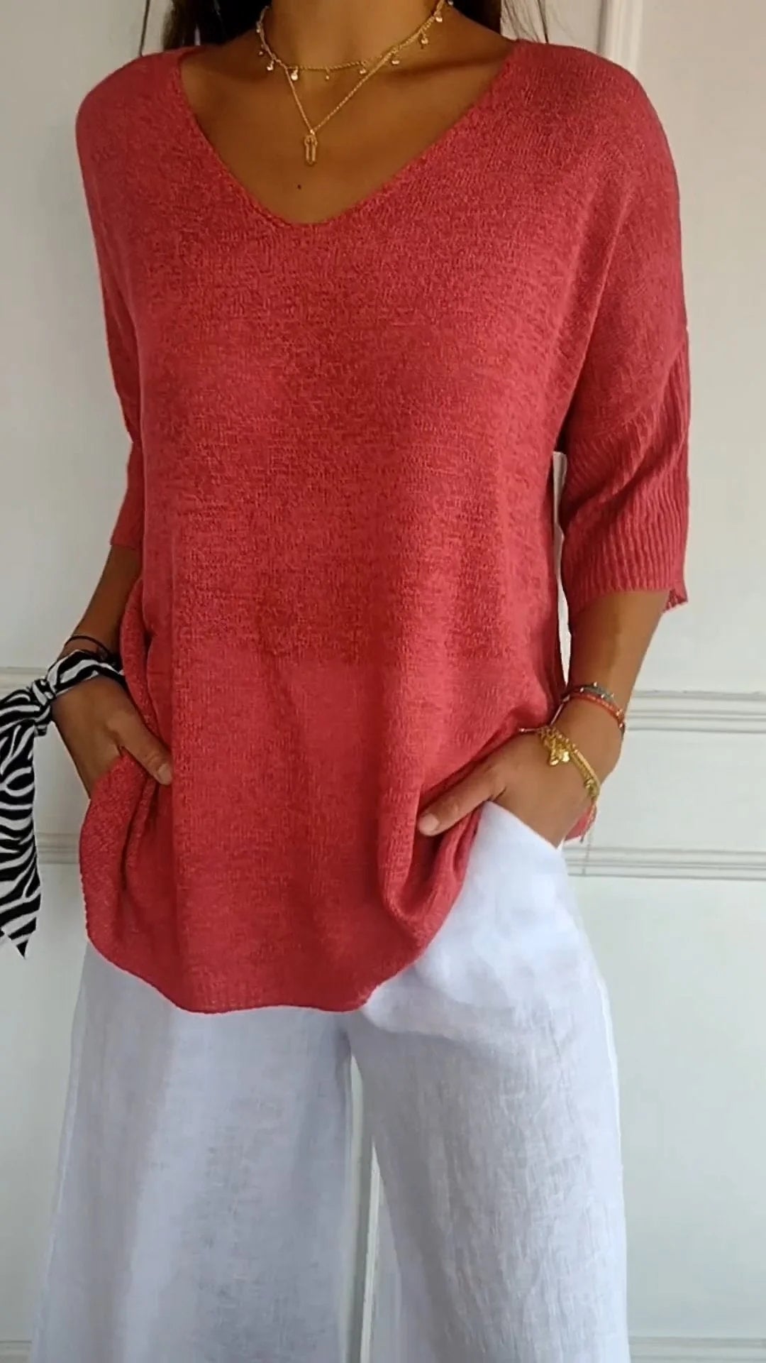 LUNA™ | Plain-colored knitted top with V-neckline