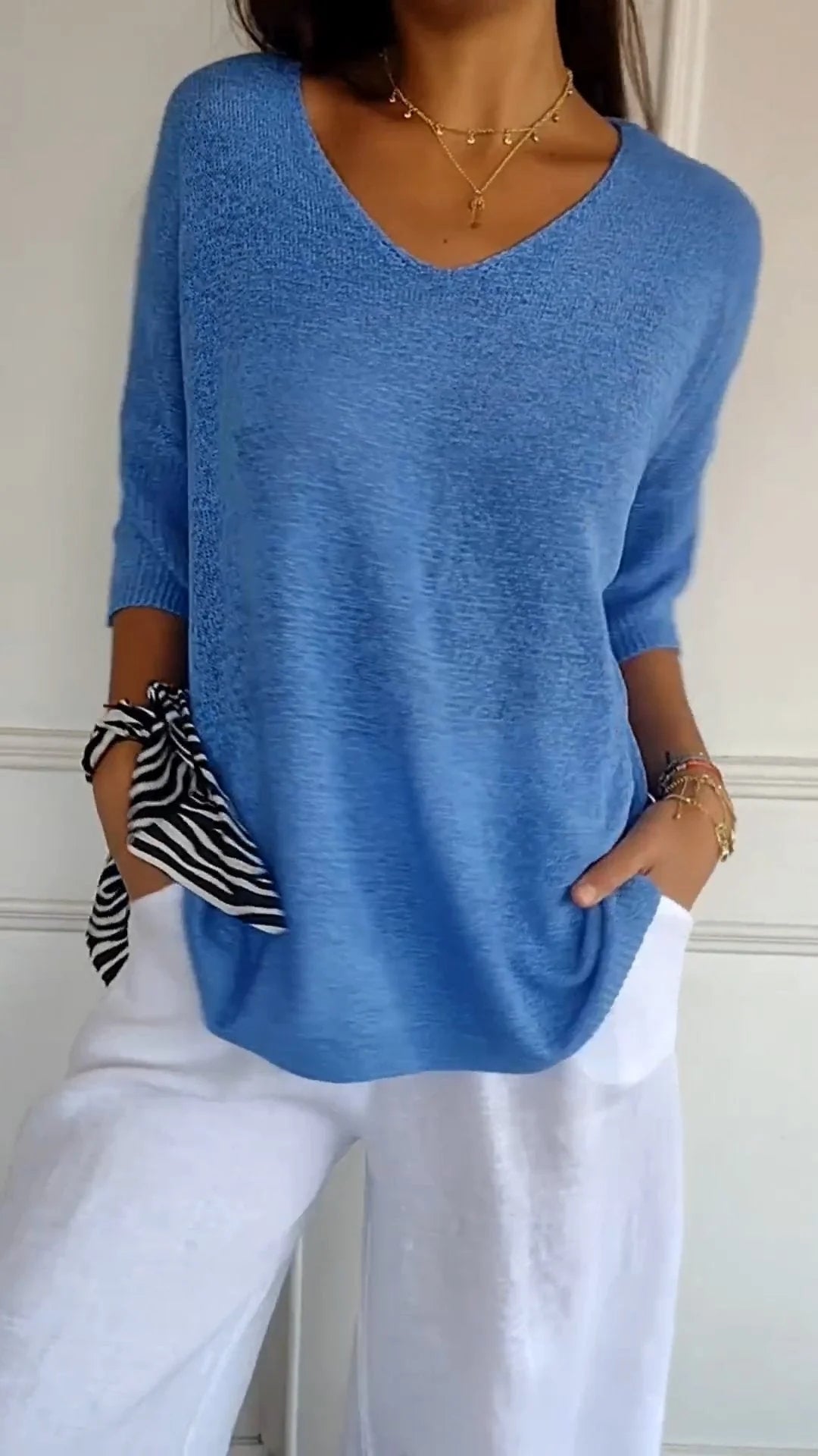 LUNA™ | Plain-colored knitted top with V-neckline