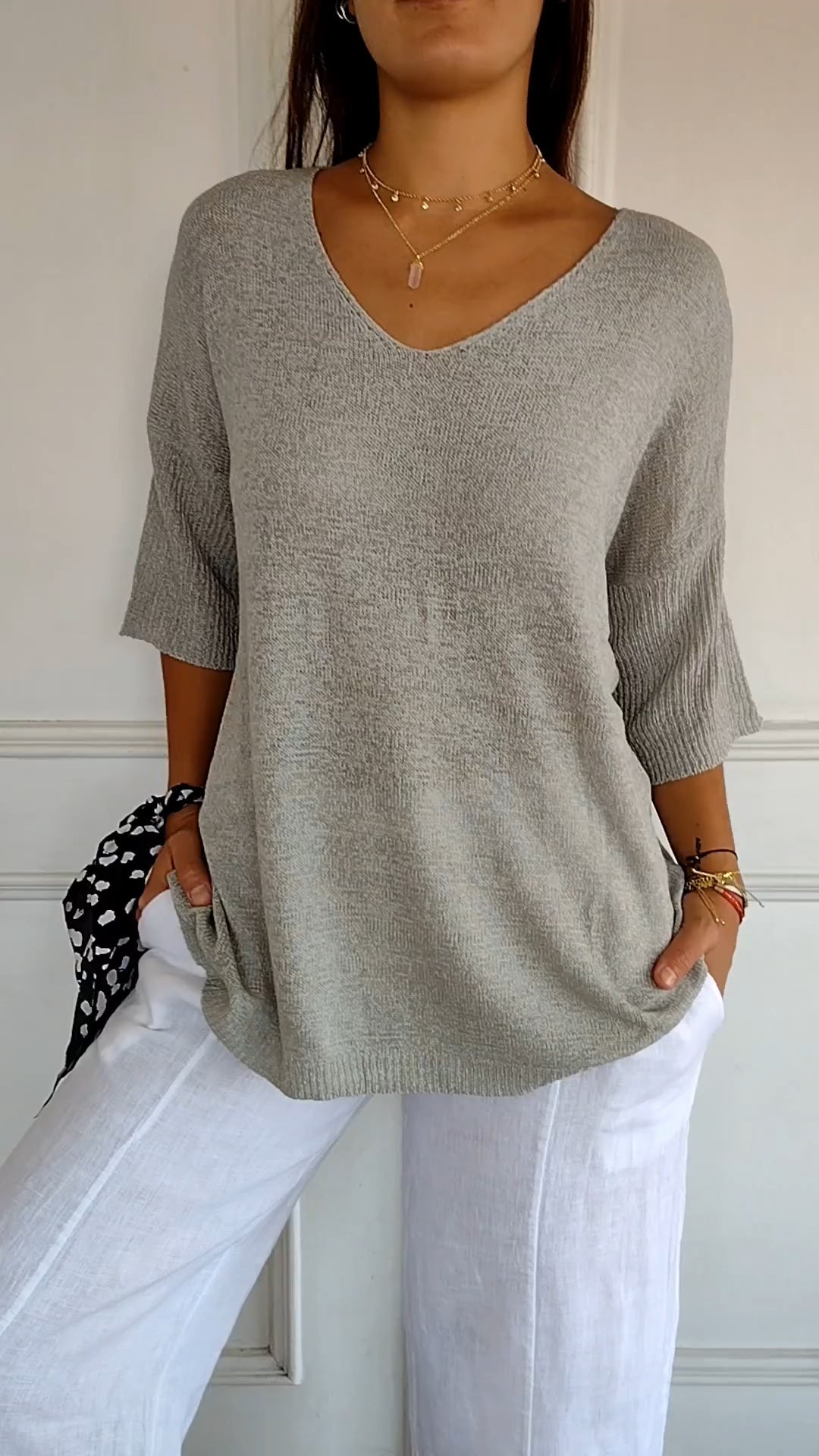 LUNA™ | Plain-colored knitted top with V-neckline