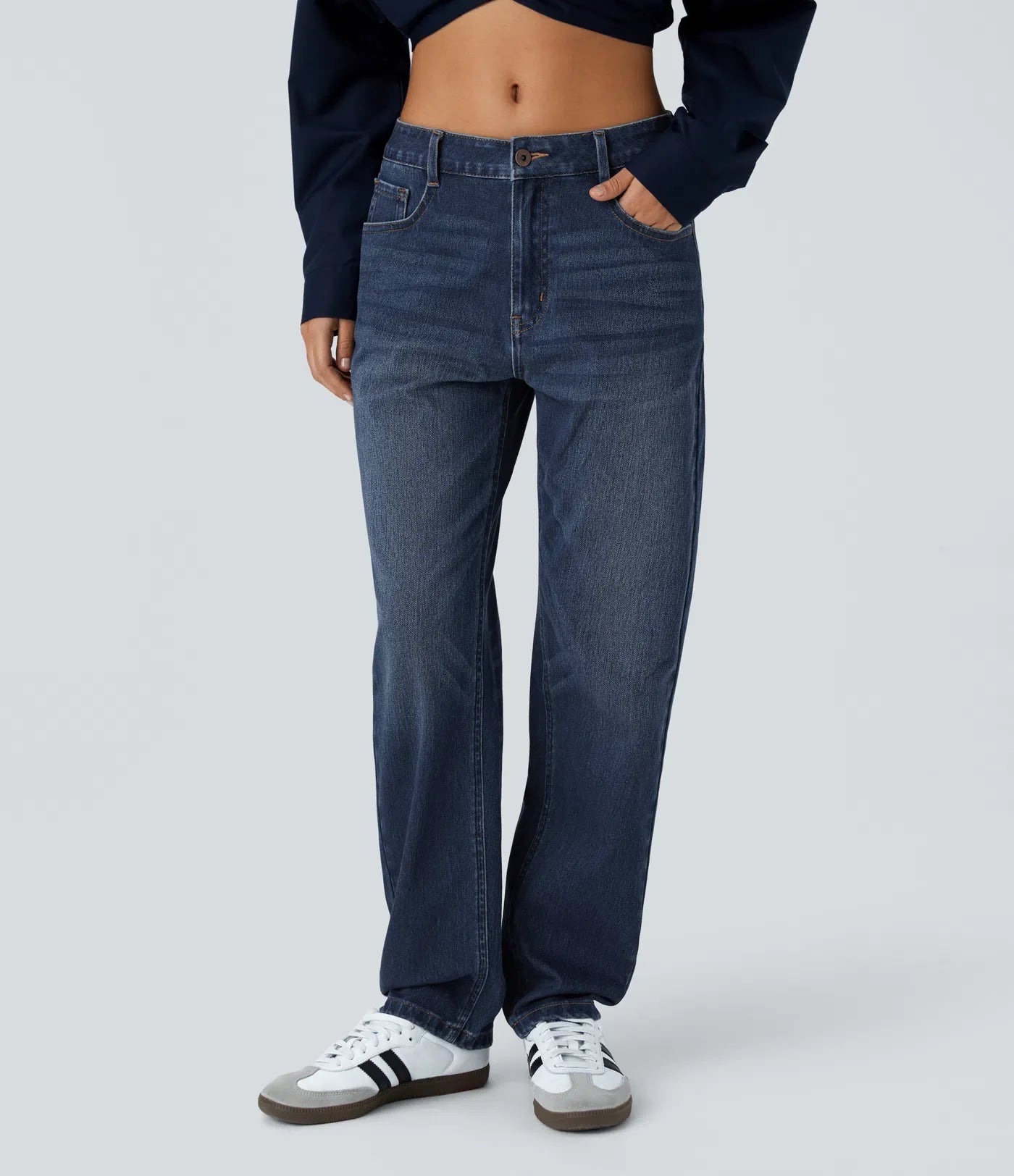 Casual, washed mom jeans in stretch knit denim with buttons, zip and multiple pockets