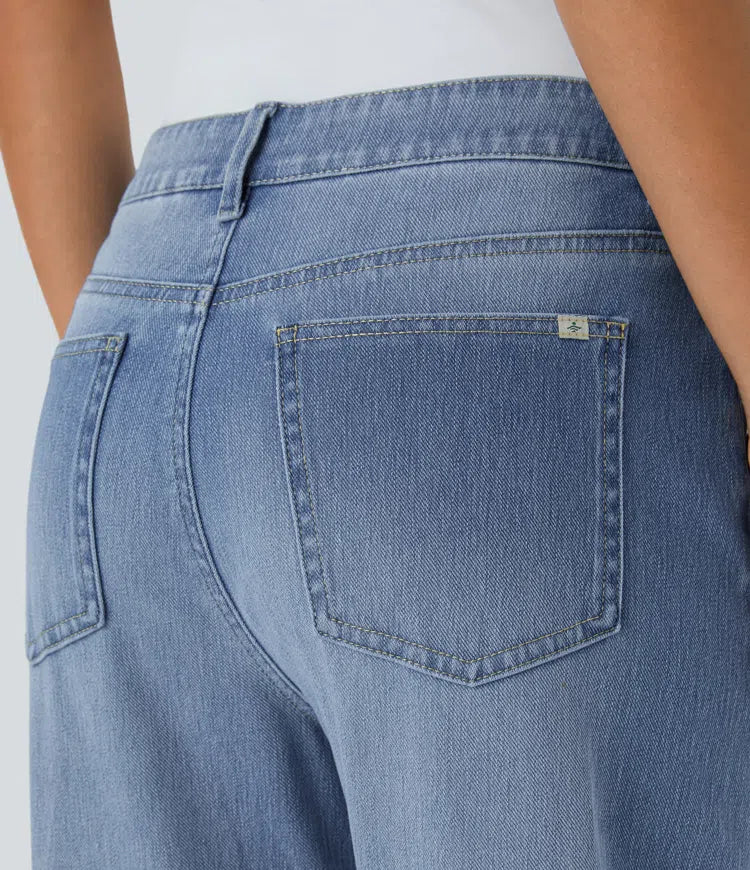 Casual, washed mom jeans in stretch knit denim with buttons, zip and multiple pockets